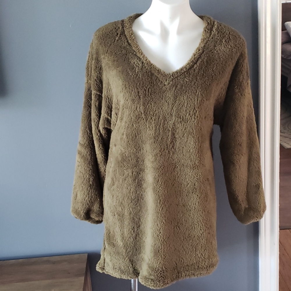 Solid V-neck Sweater - Picture 5 of 7